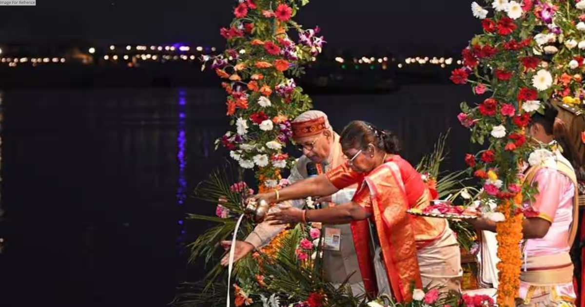 President Droupadi Murmu offers prayer at Kashi Vishwanath Temple, performs Ganga Aarti